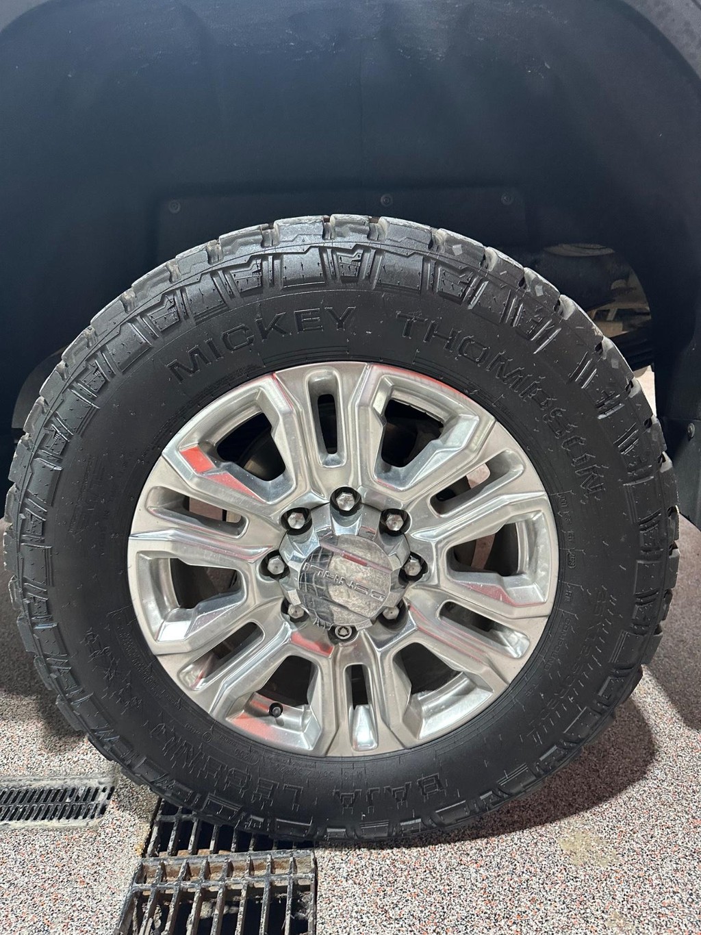 GMC Sierra 3500HD Vehicle Full-screen Gallery Image 10