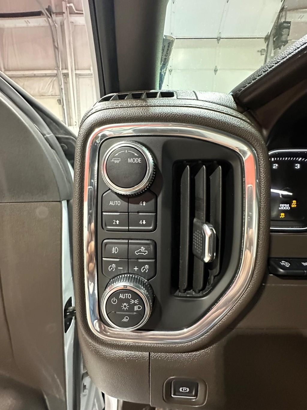 GMC Sierra 3500HD Vehicle Full-screen Gallery Image 22