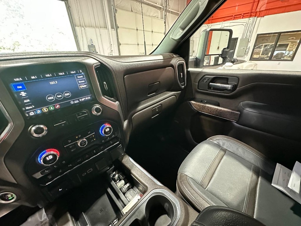 GMC Sierra 3500HD Vehicle Full-screen Gallery Image 25