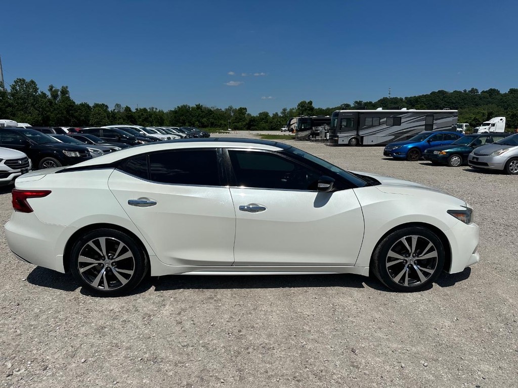 Nissan Maxima Vehicle Full-screen Gallery Image 2