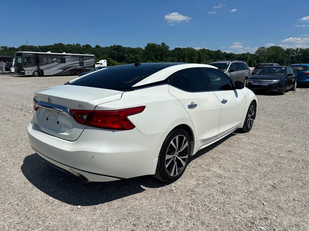 Nissan Maxima Vehicle Full-screen Gallery Image 3