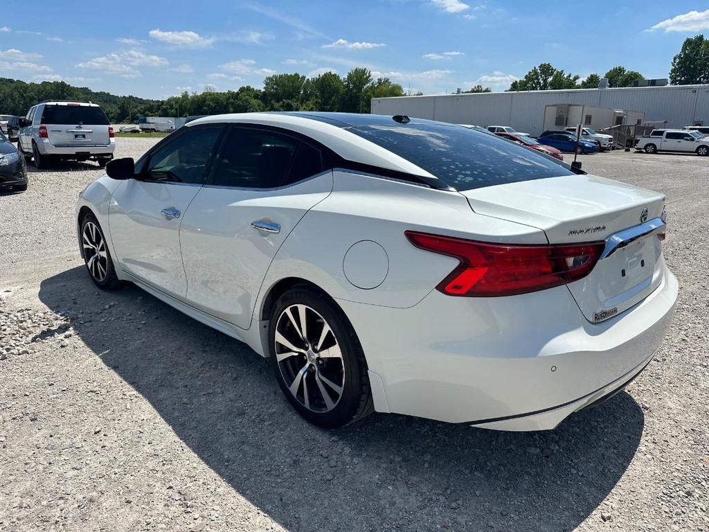 Nissan Maxima Vehicle Full-screen Gallery Image 5