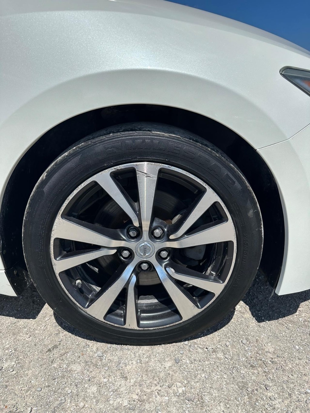 Nissan Maxima Vehicle Full-screen Gallery Image 7