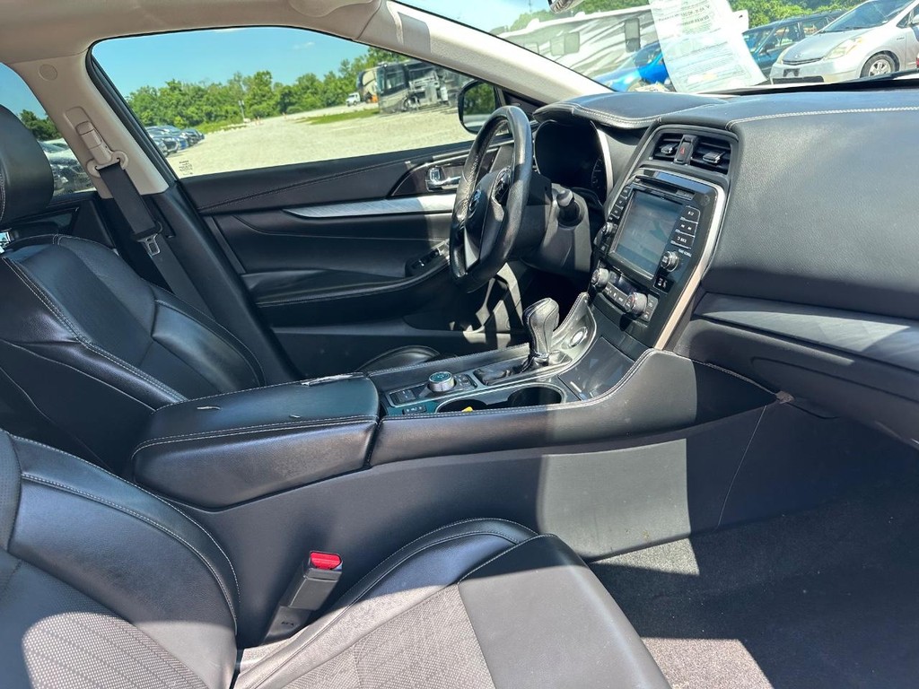 Nissan Maxima Vehicle Full-screen Gallery Image 10