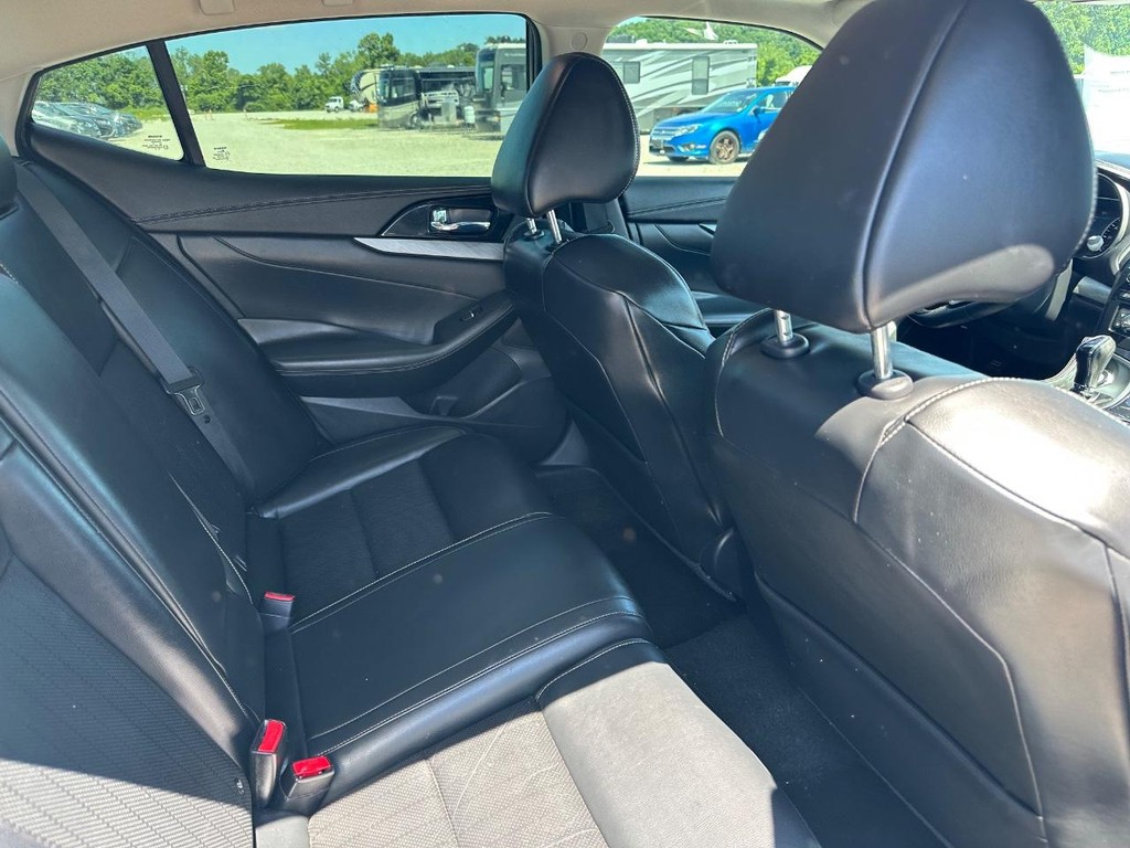 Nissan Maxima Vehicle Full-screen Gallery Image 11
