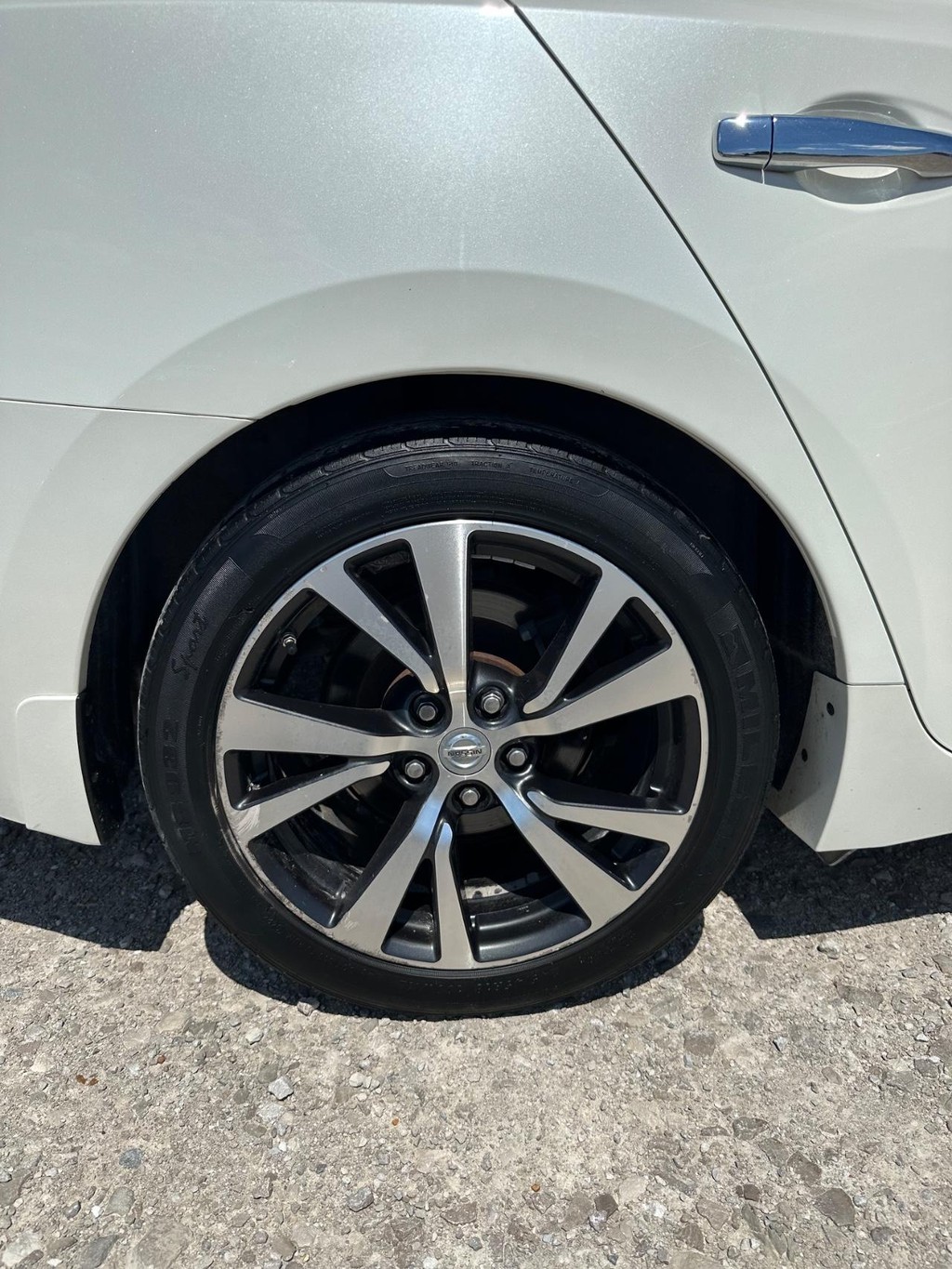 Nissan Maxima Vehicle Full-screen Gallery Image 12