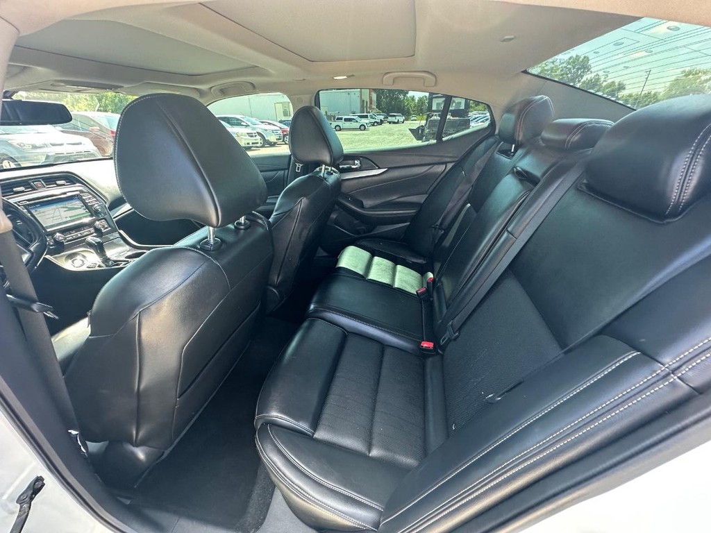 Nissan Maxima Vehicle Full-screen Gallery Image 13