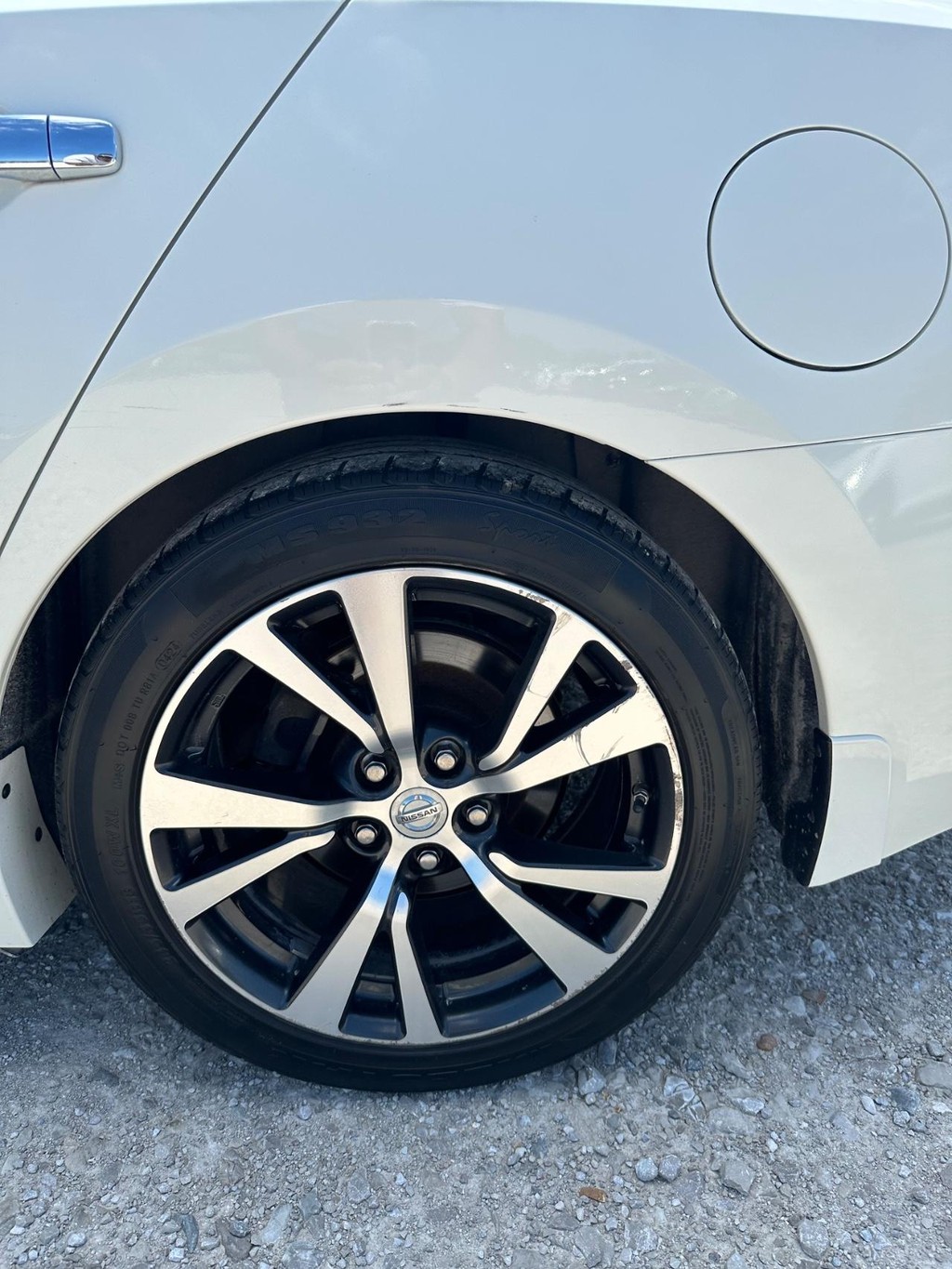 Nissan Maxima Vehicle Full-screen Gallery Image 15