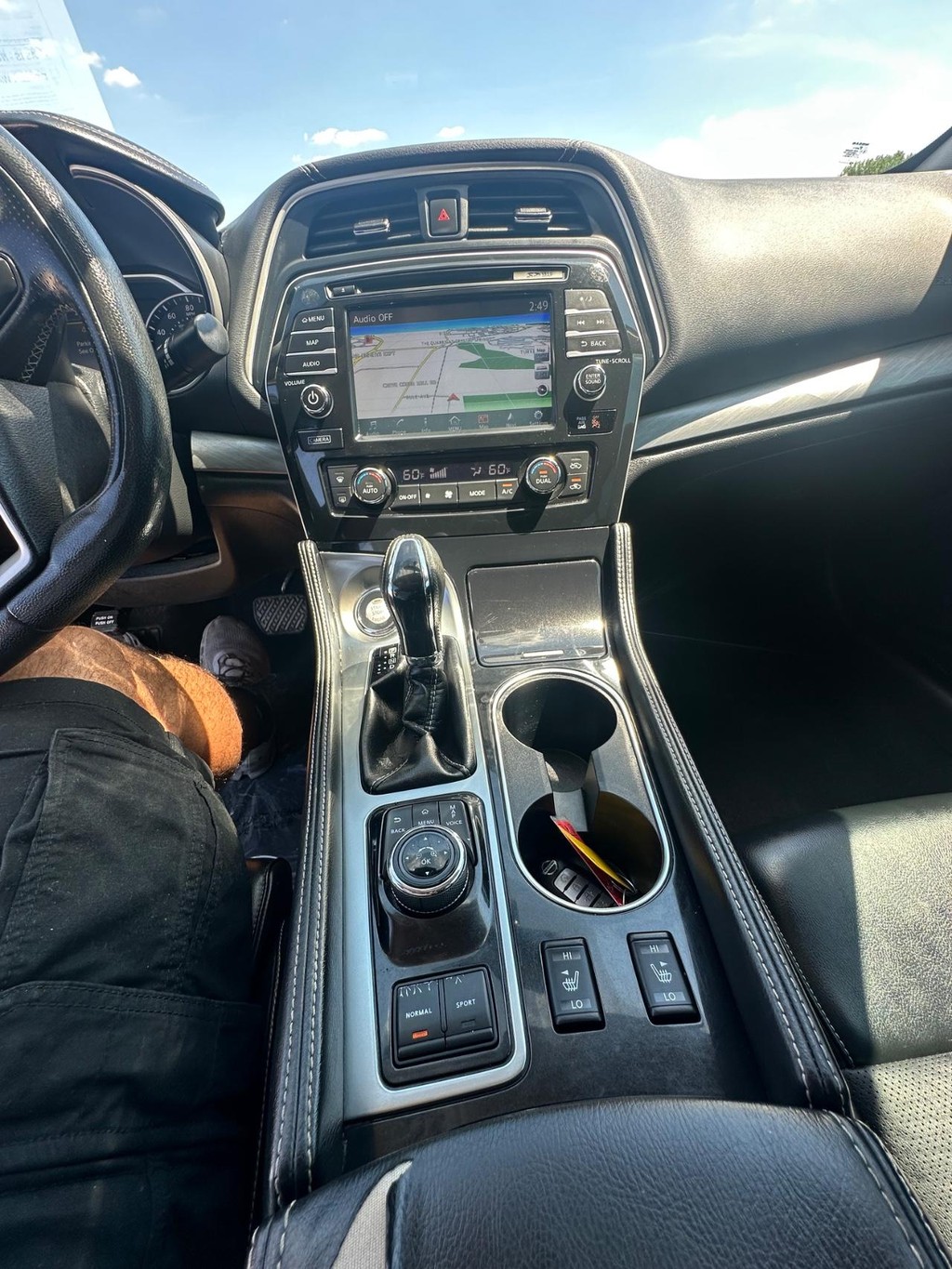 Nissan Maxima Vehicle Full-screen Gallery Image 16