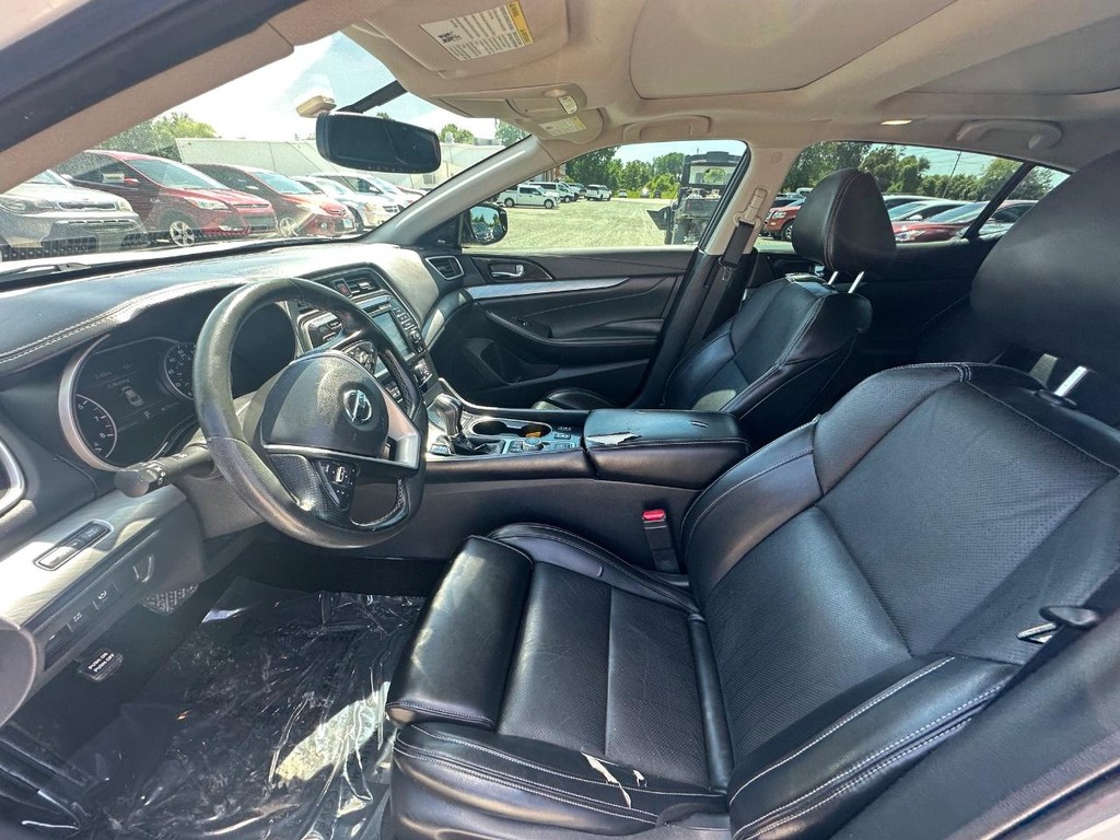 Nissan Maxima Vehicle Full-screen Gallery Image 18