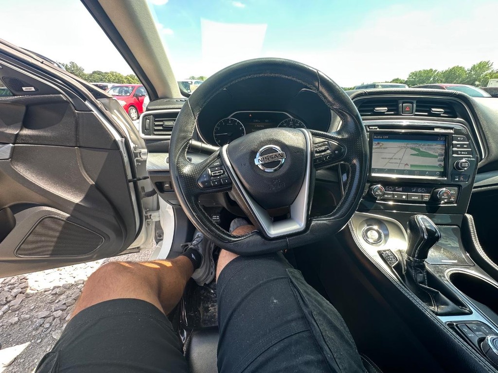 Nissan Maxima Vehicle Full-screen Gallery Image 19