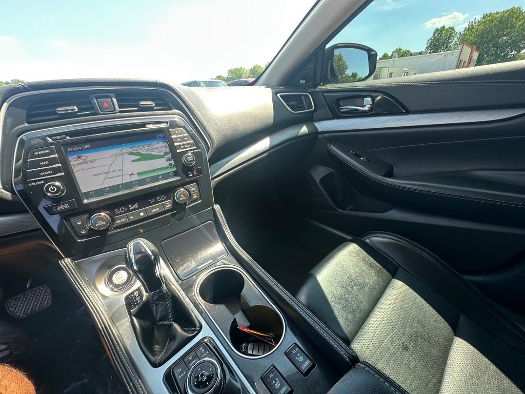 Nissan Maxima Vehicle Full-screen Gallery Image 21