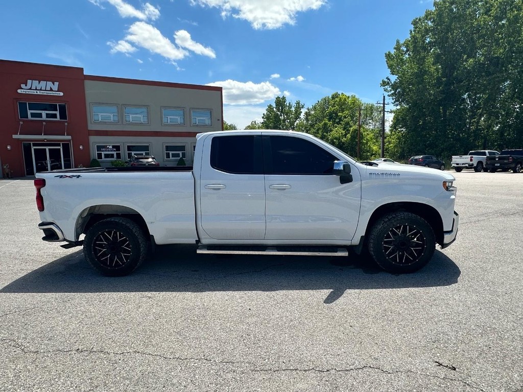 Chevrolet Silverado 1500 Vehicle Full-screen Gallery Image 2