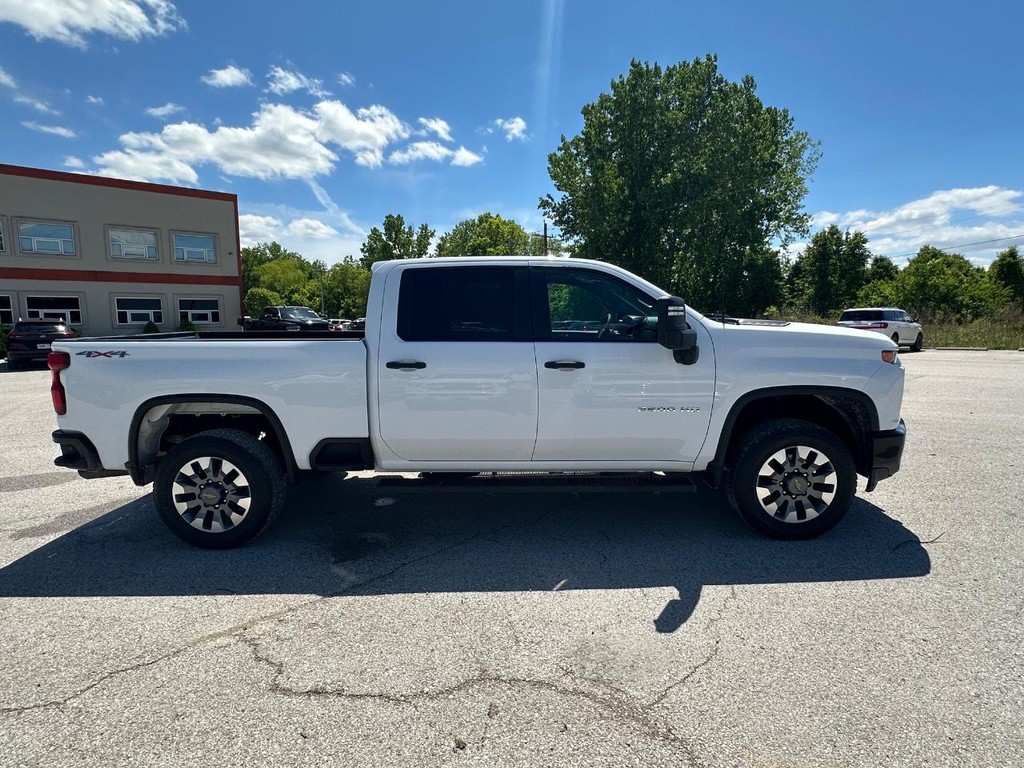 Chevrolet Silverado 2500HD Vehicle Full-screen Gallery Image 2