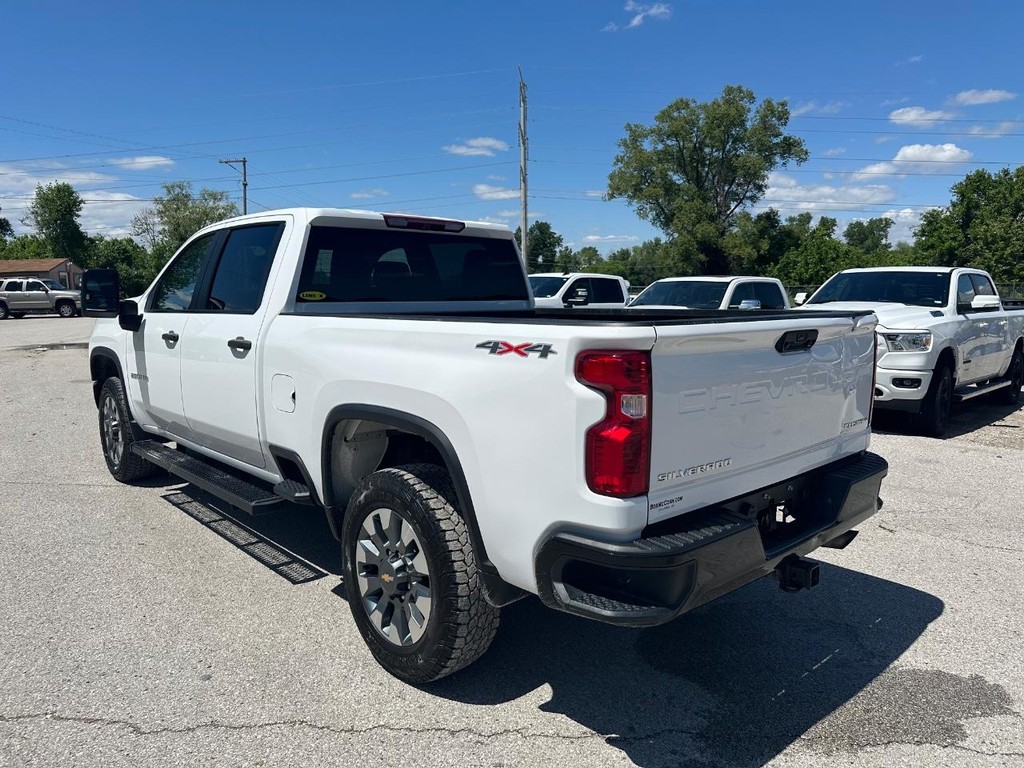 Chevrolet Silverado 2500HD Vehicle Full-screen Gallery Image 3