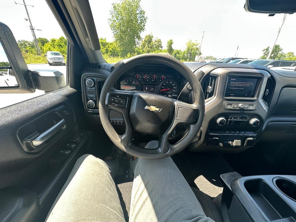 Chevrolet Silverado 2500HD Vehicle Full-screen Gallery Image 21