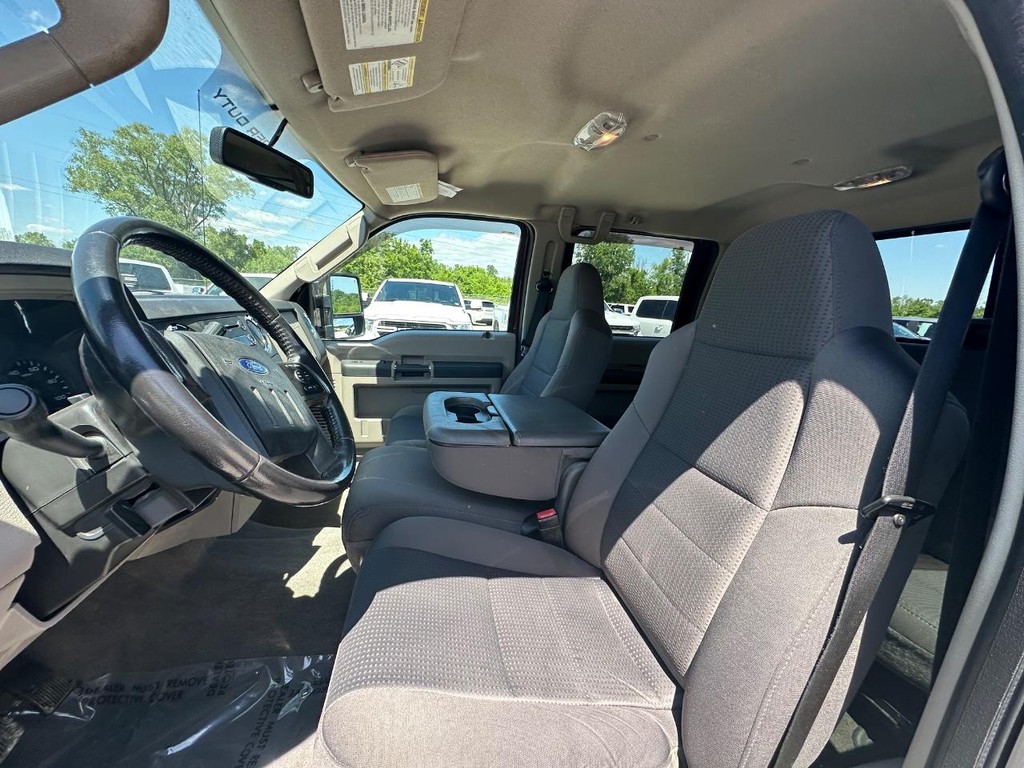 Ford Super Duty F-250 SRW Vehicle Full-screen Gallery Image 16