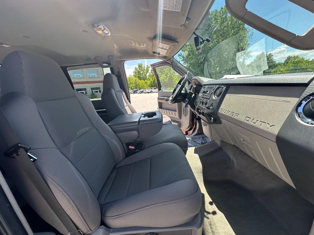 Ford Super Duty F-250 SRW Vehicle Full-screen Gallery Image 17