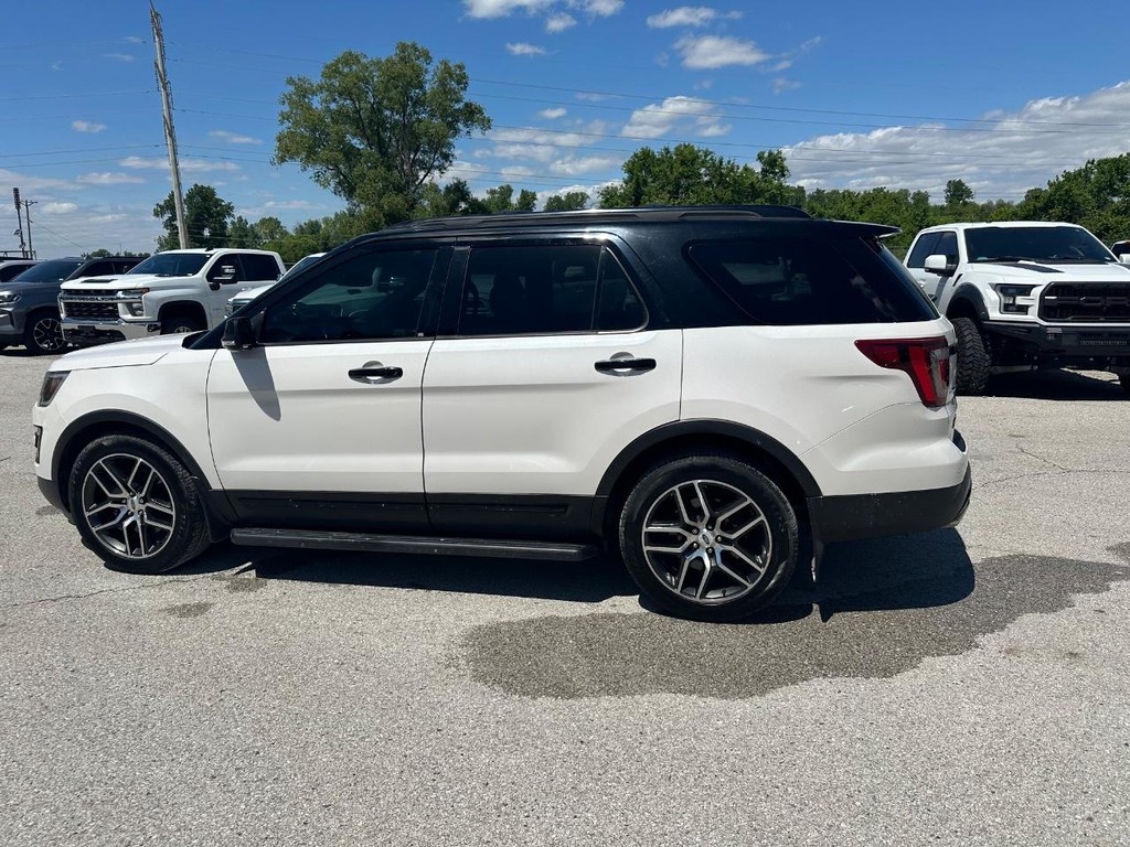 Ford Explorer Vehicle Full-screen Gallery Image 7