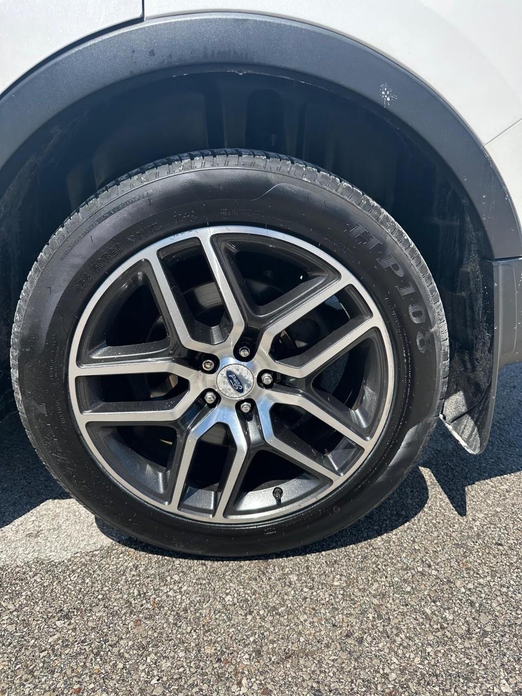Ford Explorer Vehicle Full-screen Gallery Image 14