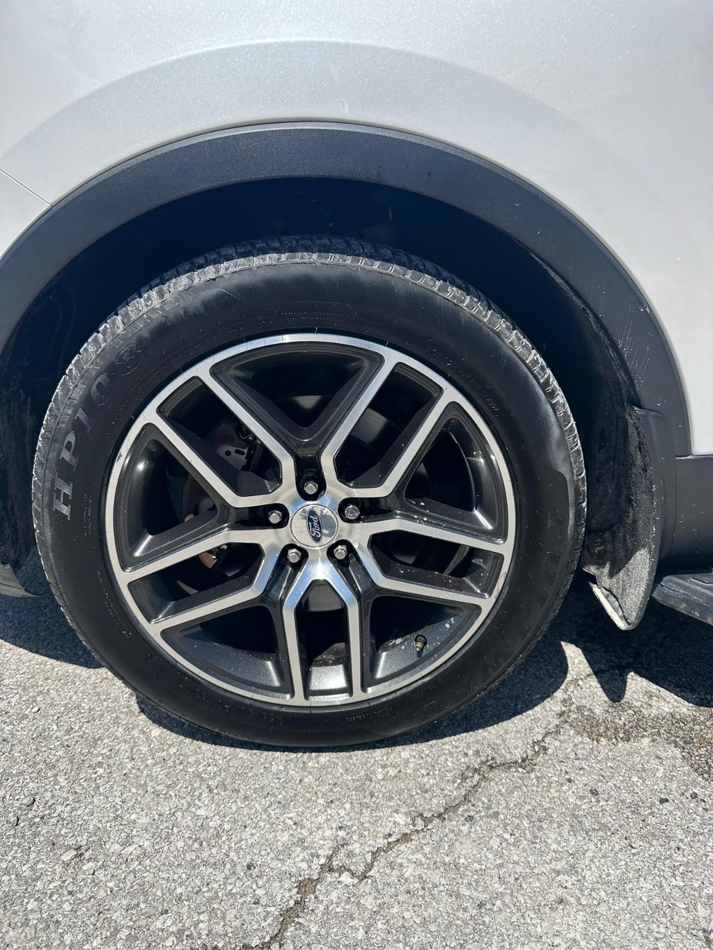 Ford Explorer Vehicle Full-screen Gallery Image 15