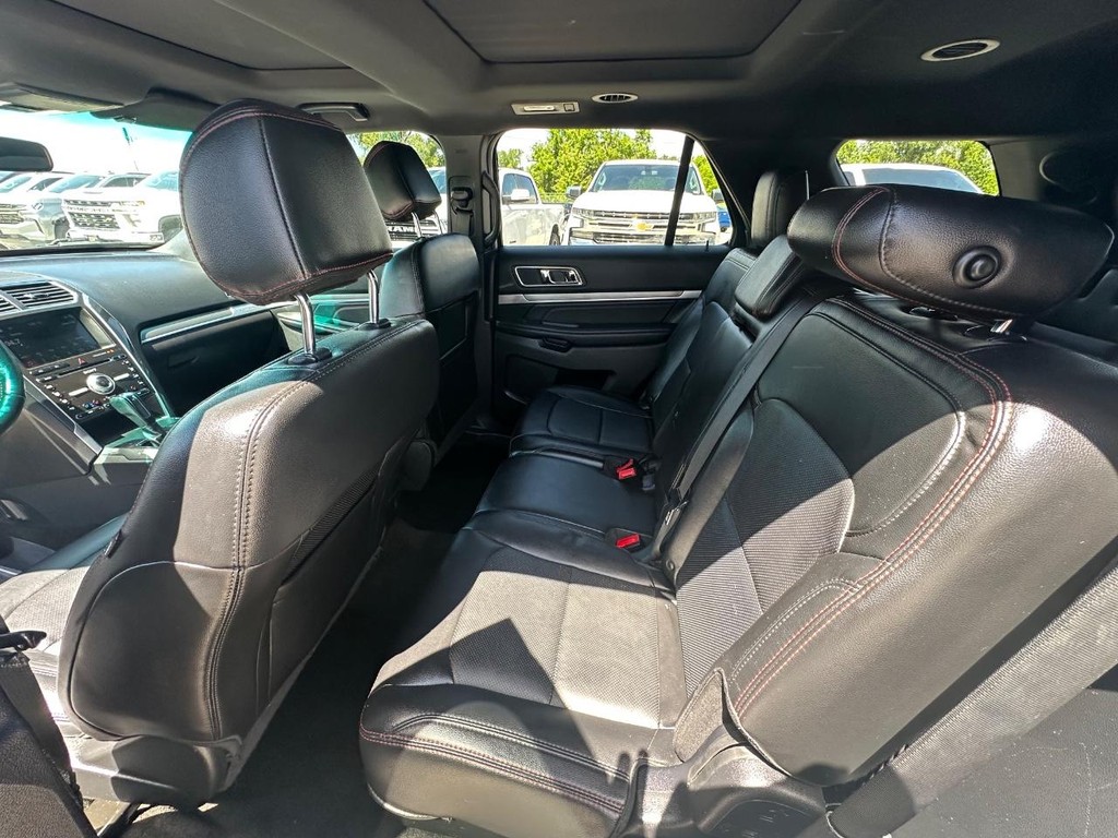 Ford Explorer Vehicle Full-screen Gallery Image 18