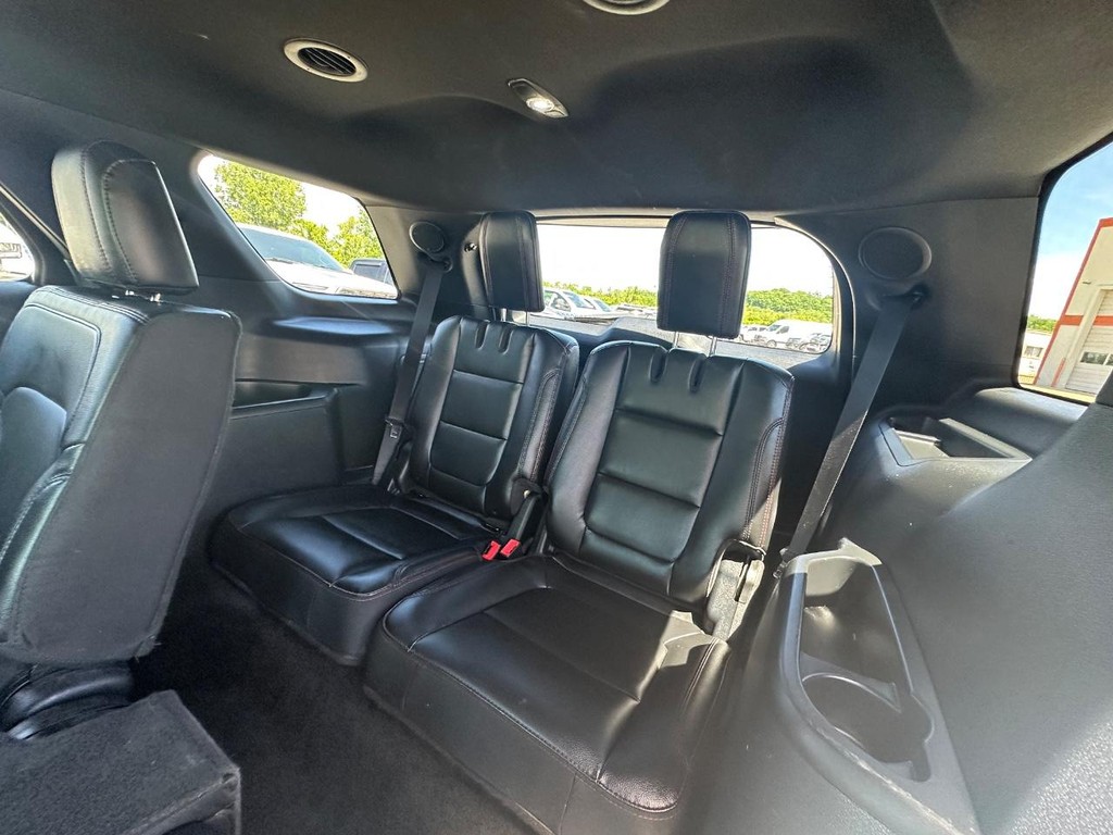 Ford Explorer Vehicle Full-screen Gallery Image 19