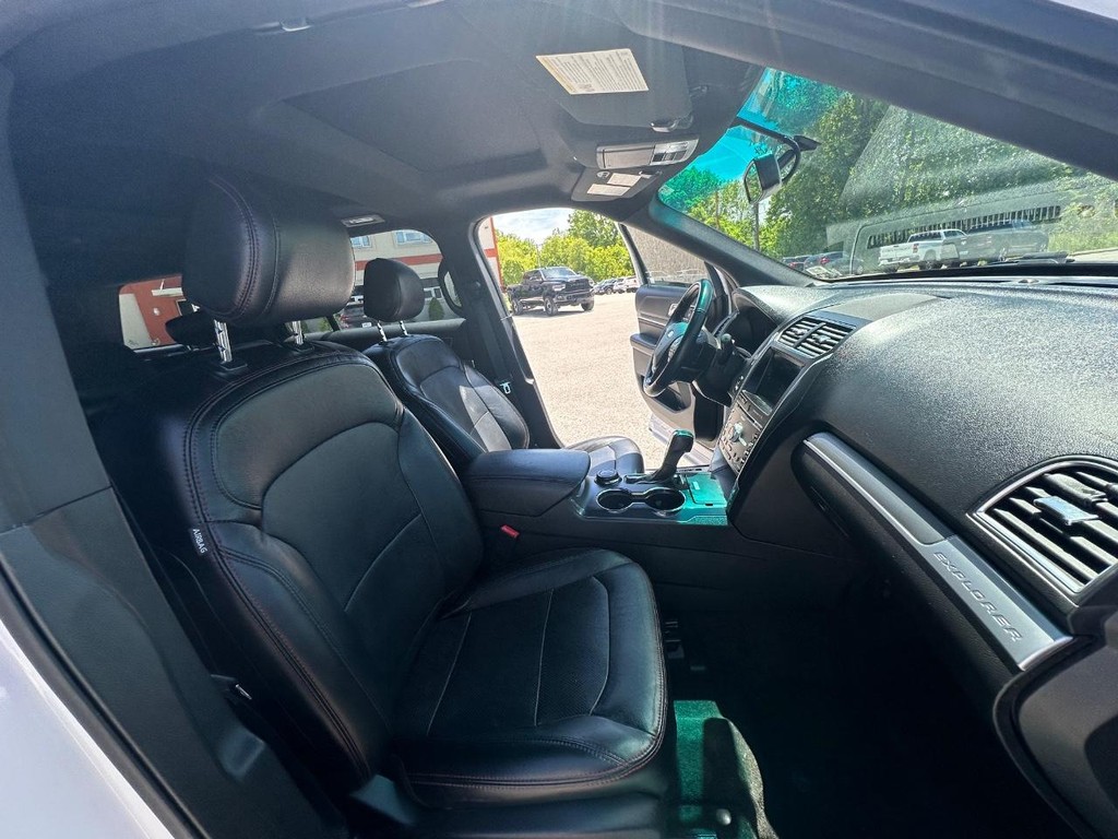 Ford Explorer Vehicle Full-screen Gallery Image 21
