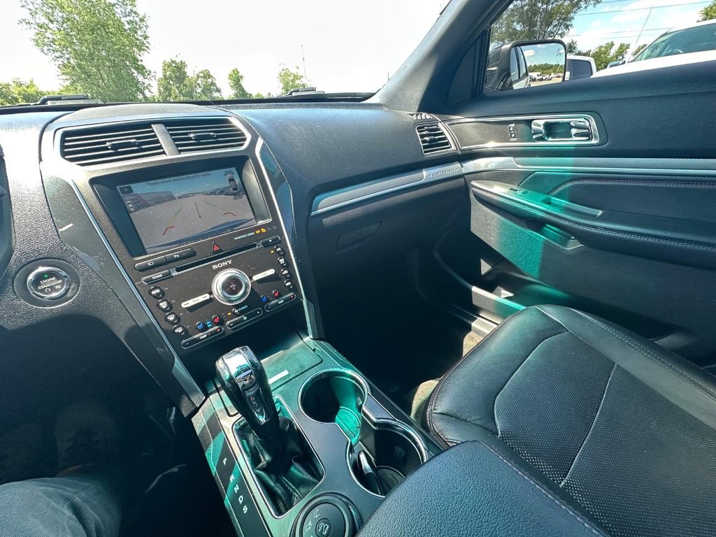 Ford Explorer Vehicle Full-screen Gallery Image 23