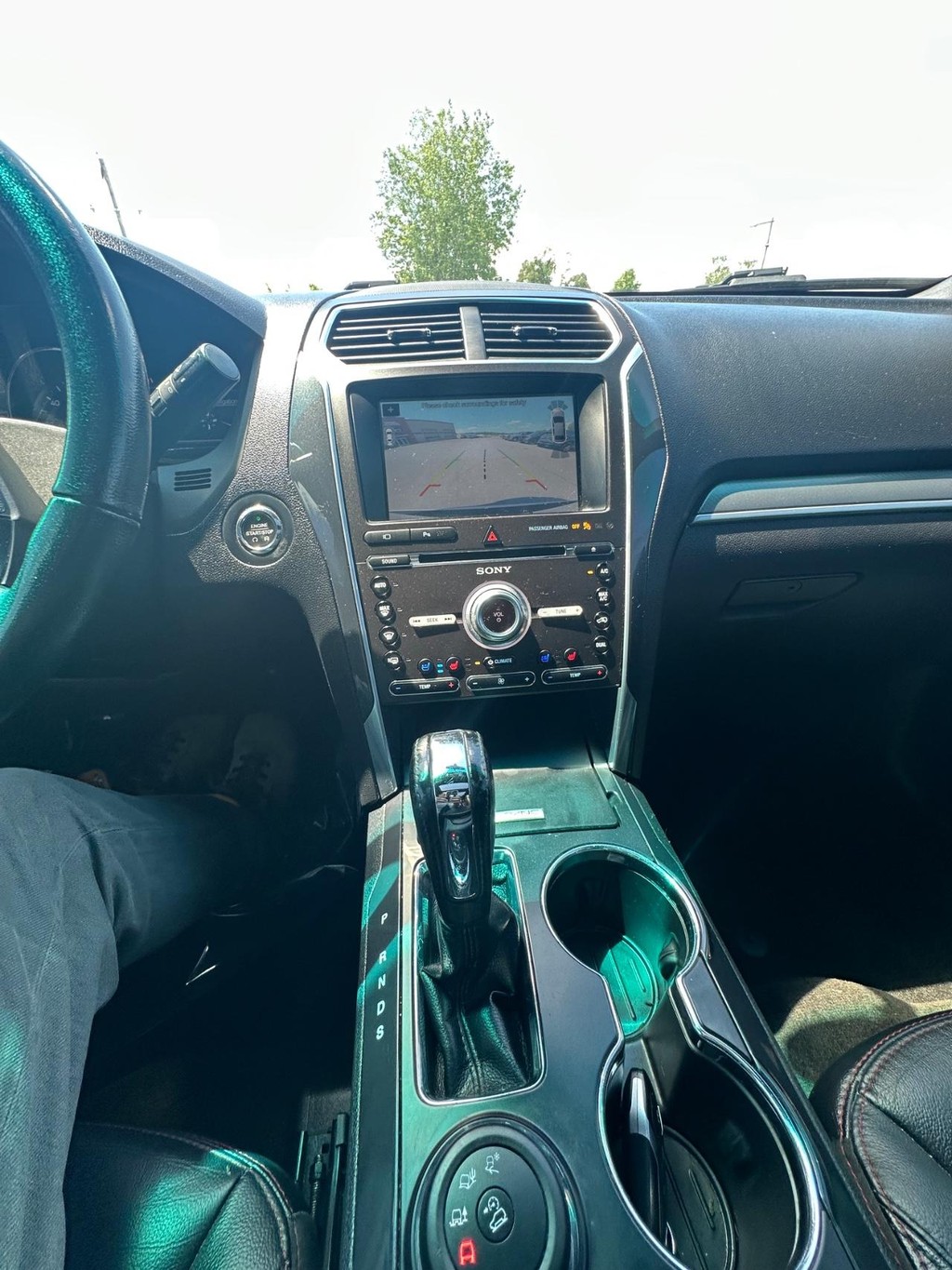 Ford Explorer Vehicle Full-screen Gallery Image 24