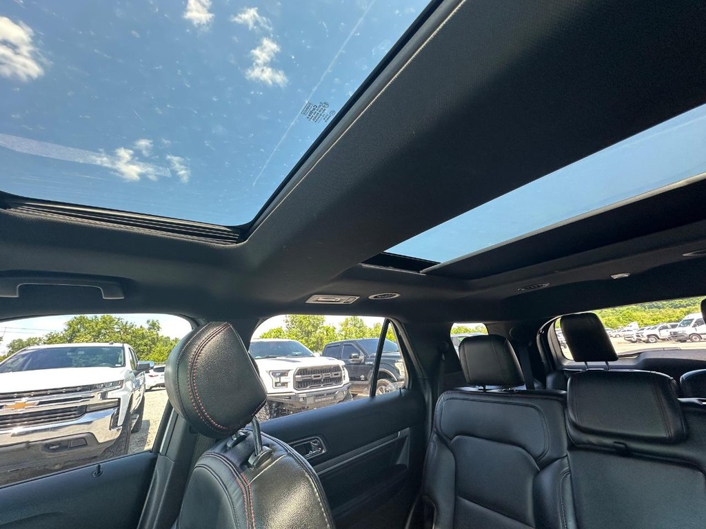 Ford Explorer Vehicle Full-screen Gallery Image 25