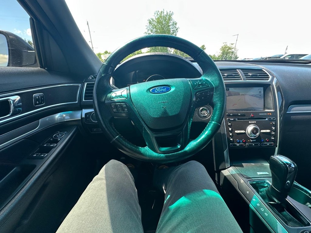 Ford Explorer Vehicle Full-screen Gallery Image 27