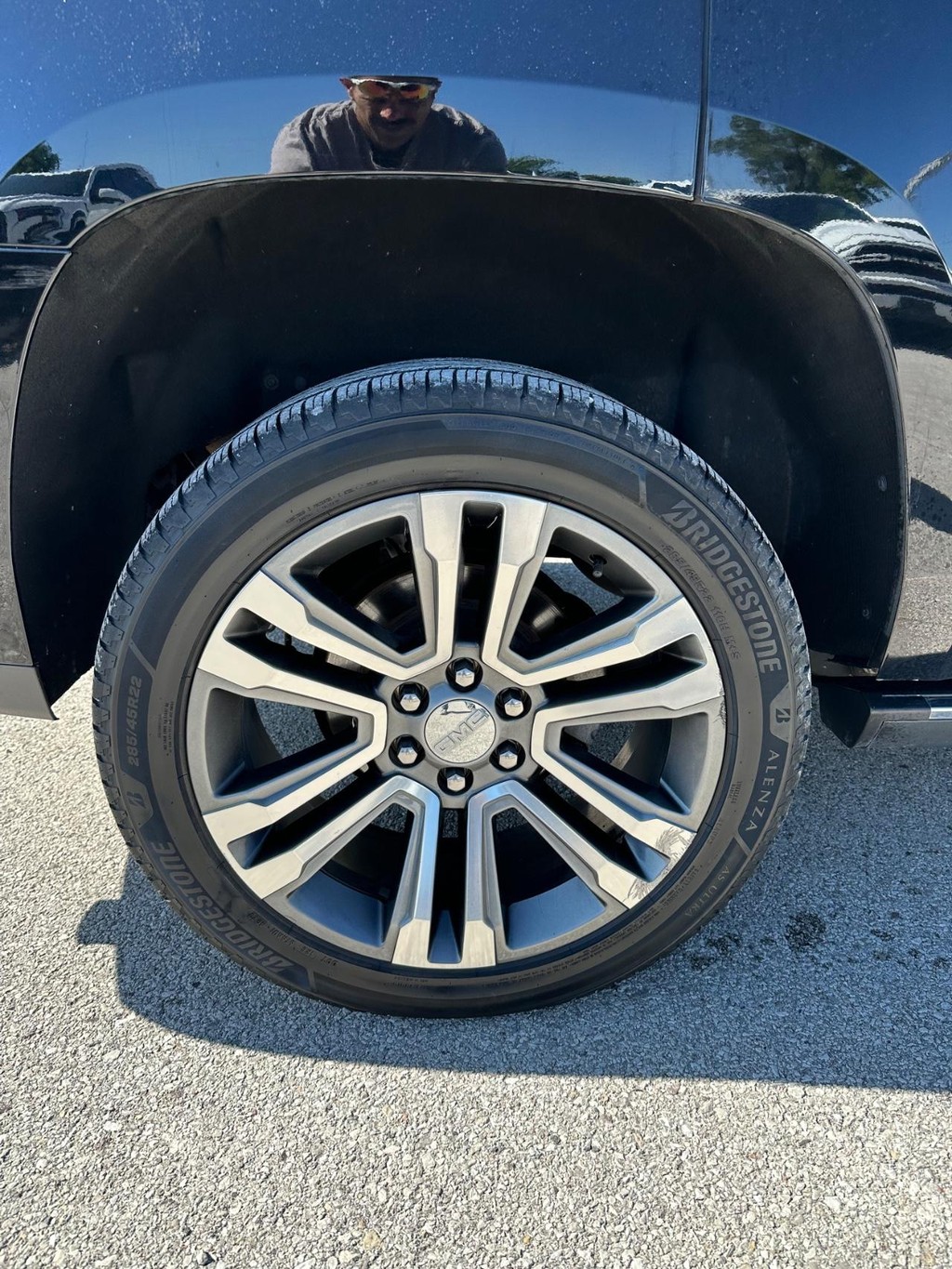 GMC Yukon Vehicle Full-screen Gallery Image 9