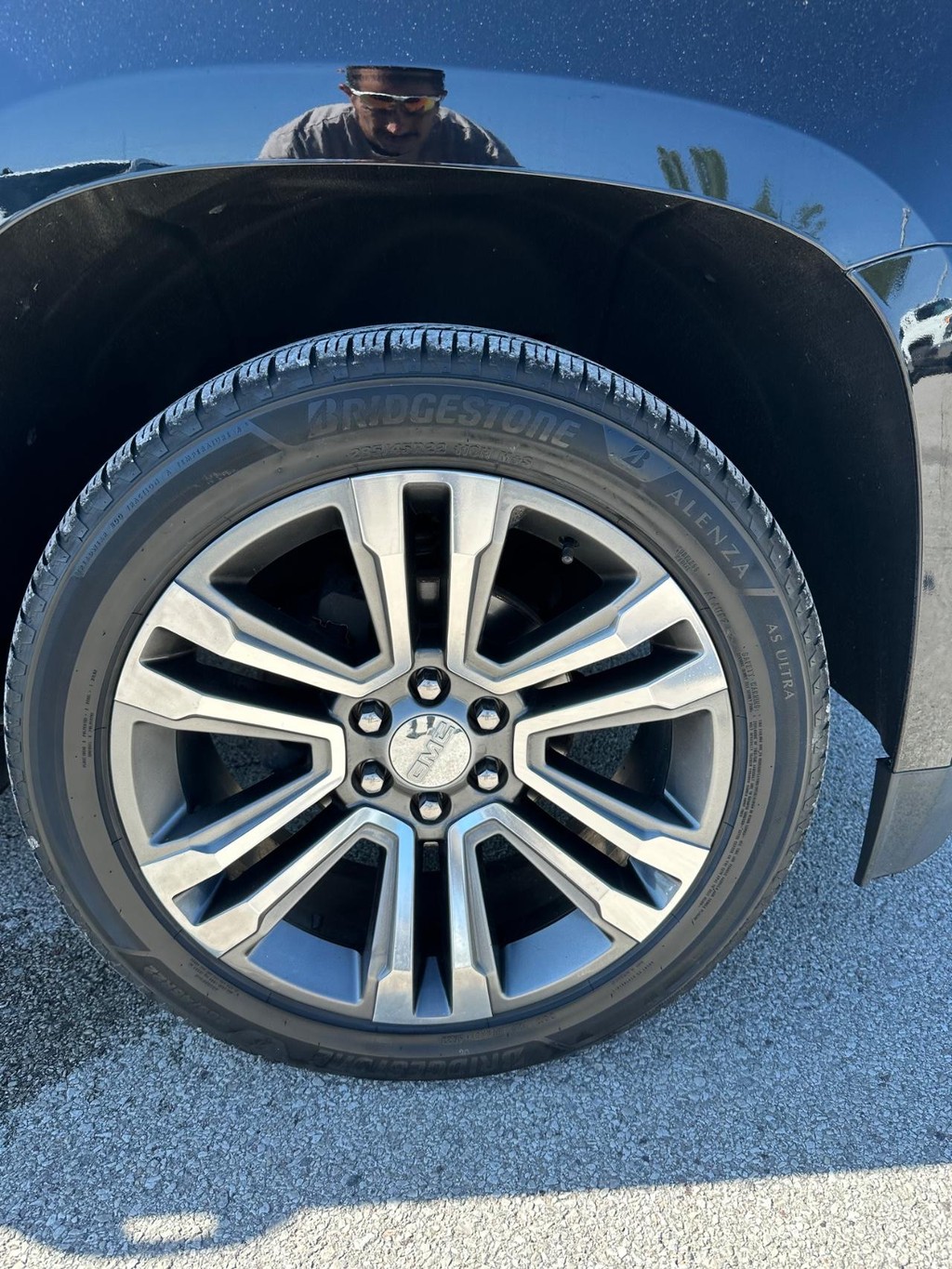GMC Yukon Vehicle Full-screen Gallery Image 10