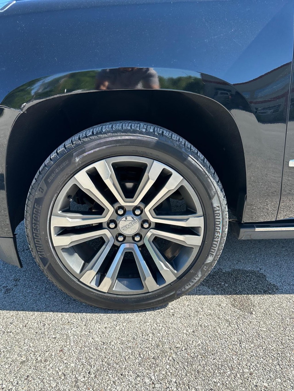 GMC Yukon Vehicle Full-screen Gallery Image 16