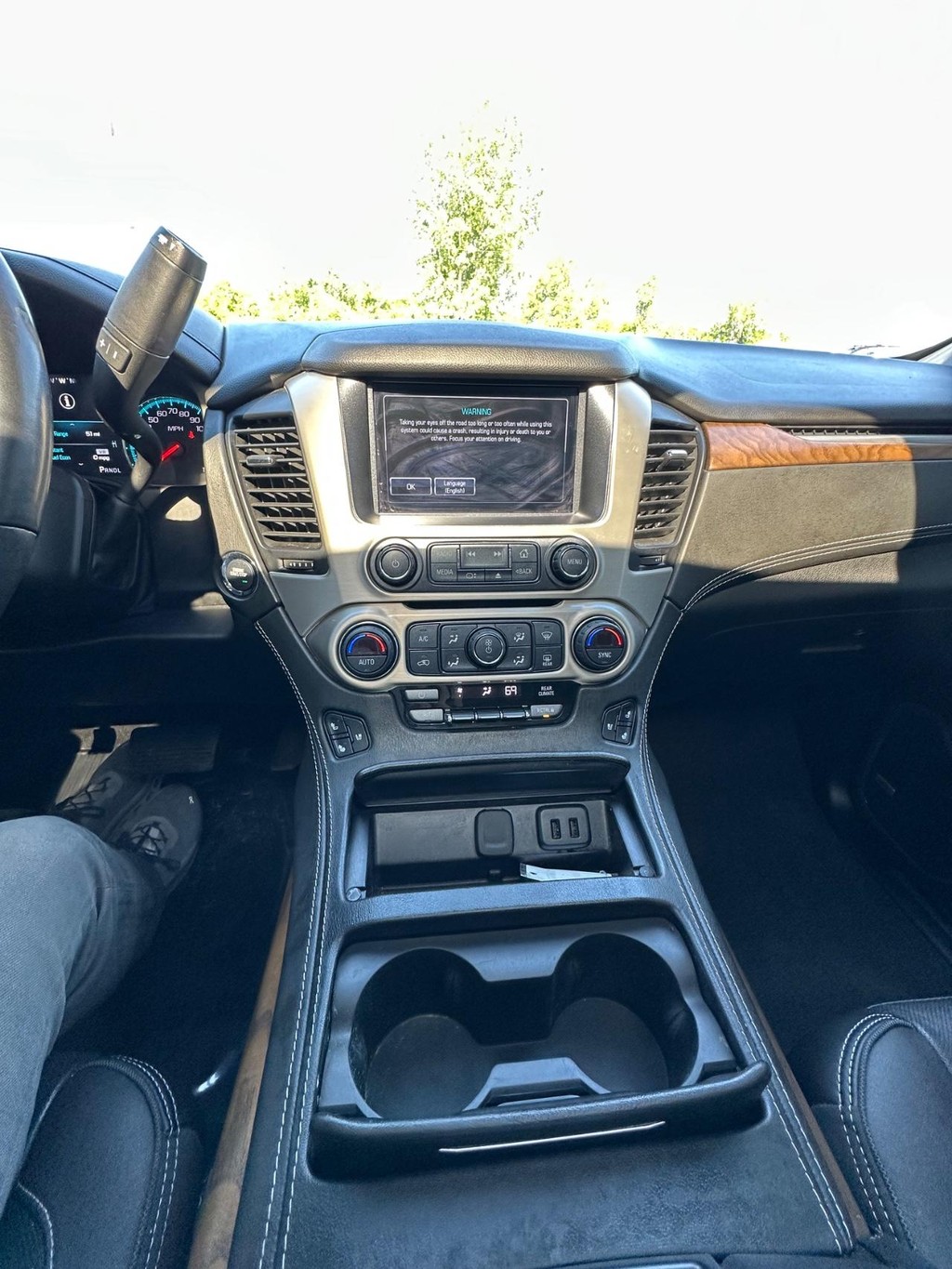 GMC Yukon Vehicle Full-screen Gallery Image 18