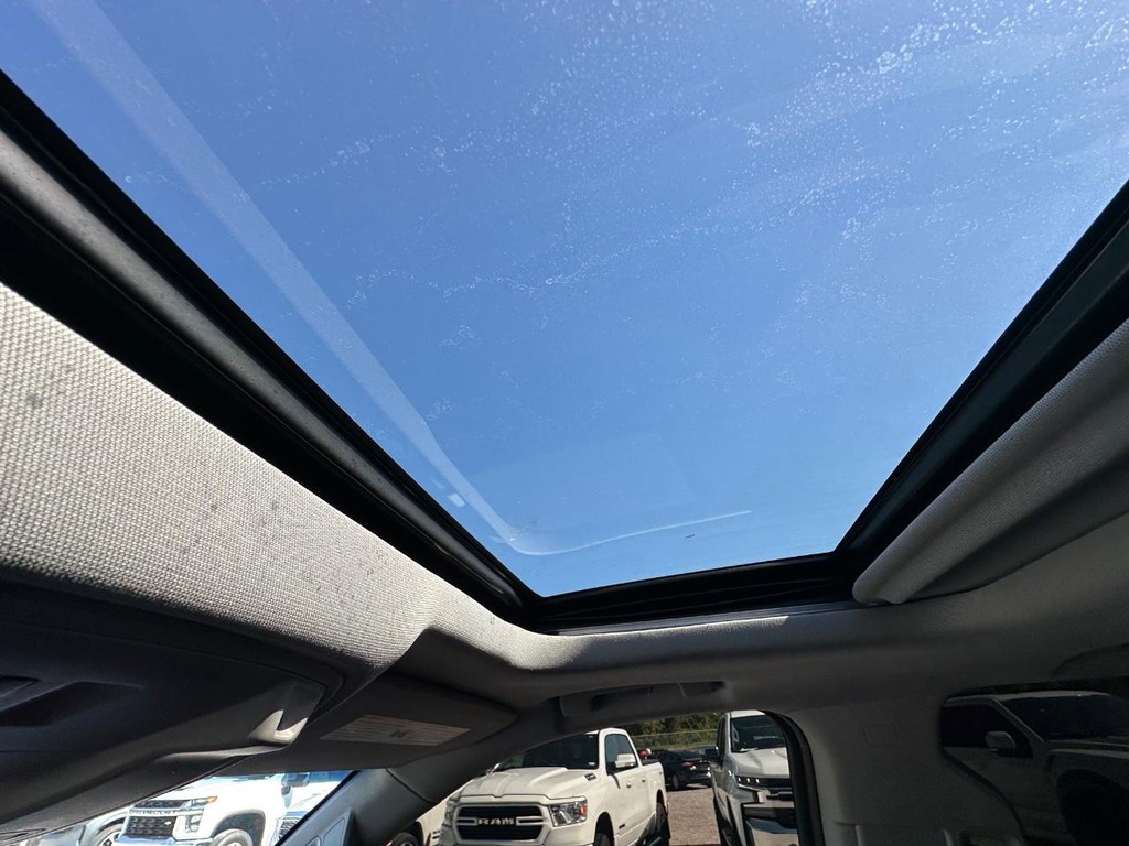 GMC Yukon Vehicle Full-screen Gallery Image 19
