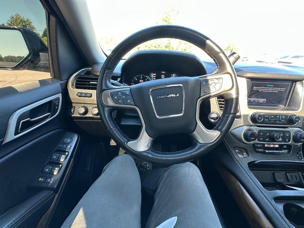 GMC Yukon Vehicle Full-screen Gallery Image 23