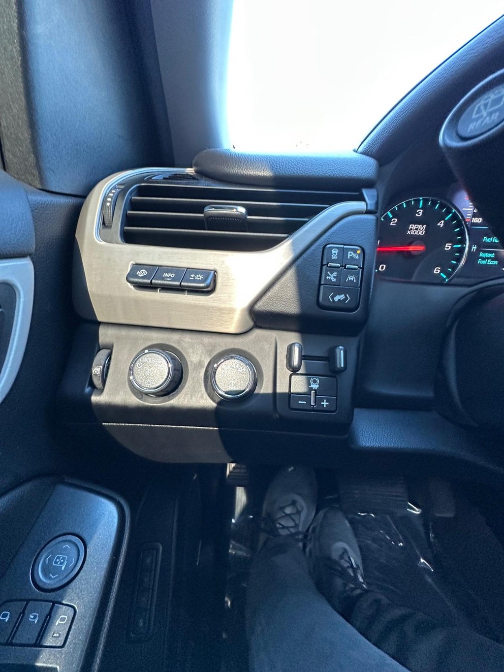 GMC Yukon Vehicle Full-screen Gallery Image 24