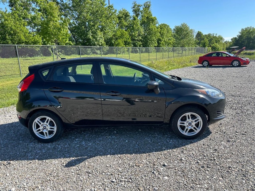 Ford Fiesta Hatchback Vehicle Full-screen Gallery Image 4