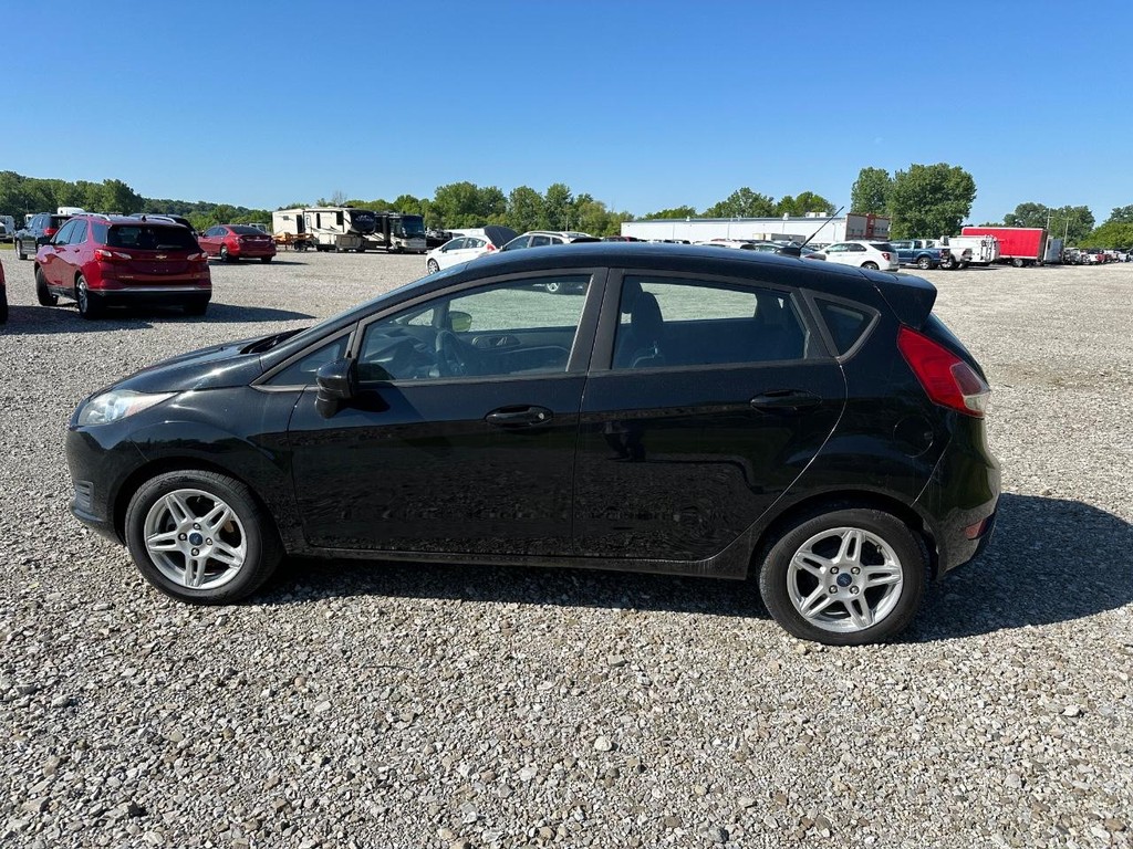 Ford Fiesta Hatchback Vehicle Full-screen Gallery Image 6