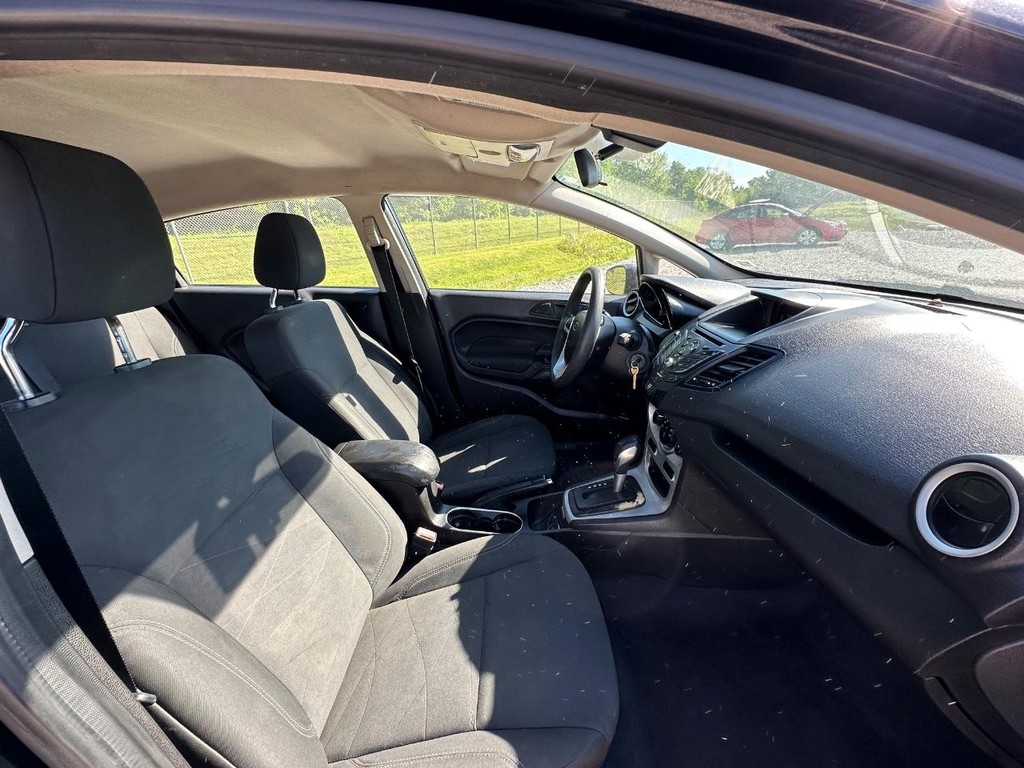 Ford Fiesta Hatchback Vehicle Full-screen Gallery Image 8