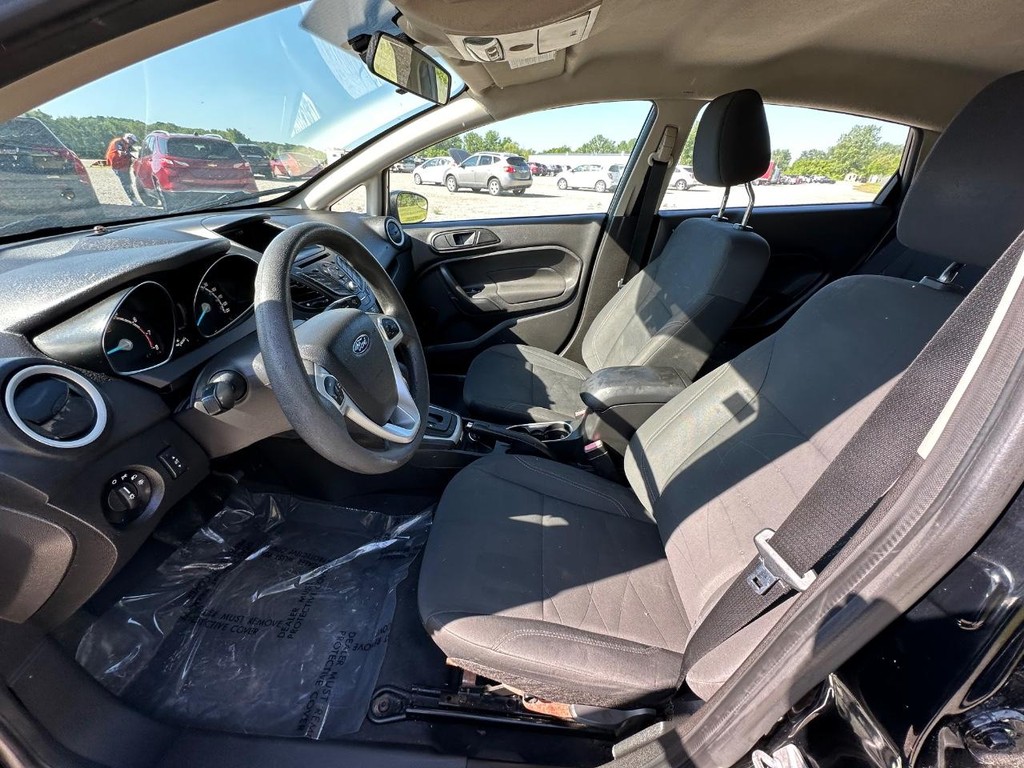 Ford Fiesta Hatchback Vehicle Full-screen Gallery Image 11