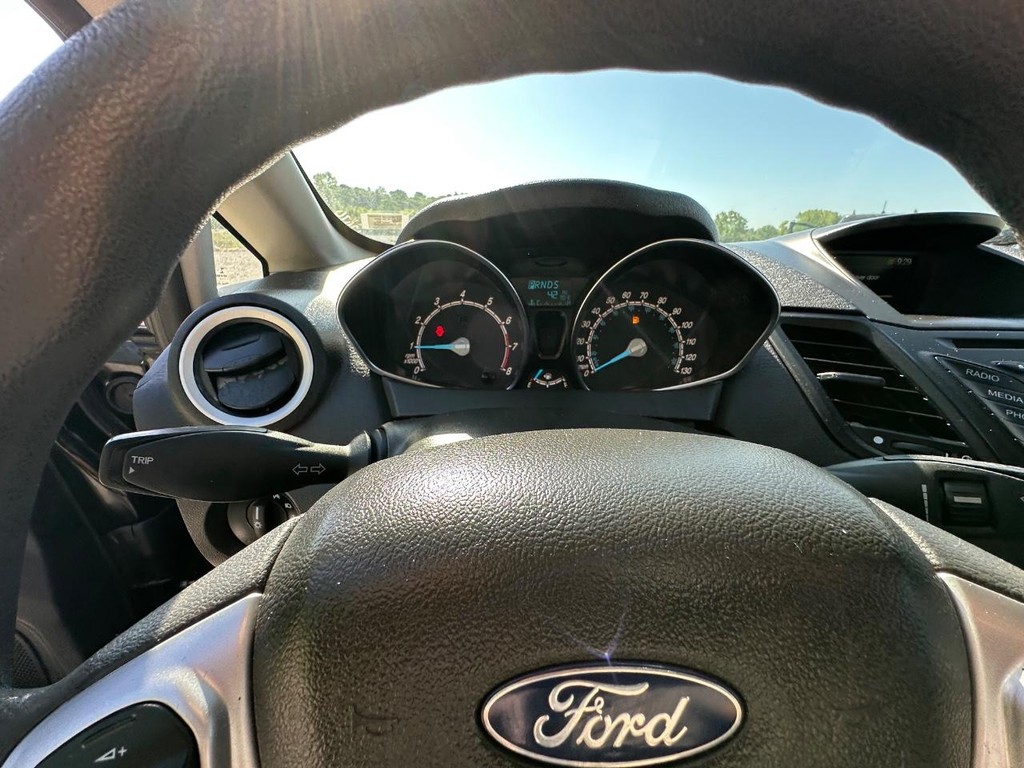 Ford Fiesta Hatchback Vehicle Full-screen Gallery Image 15