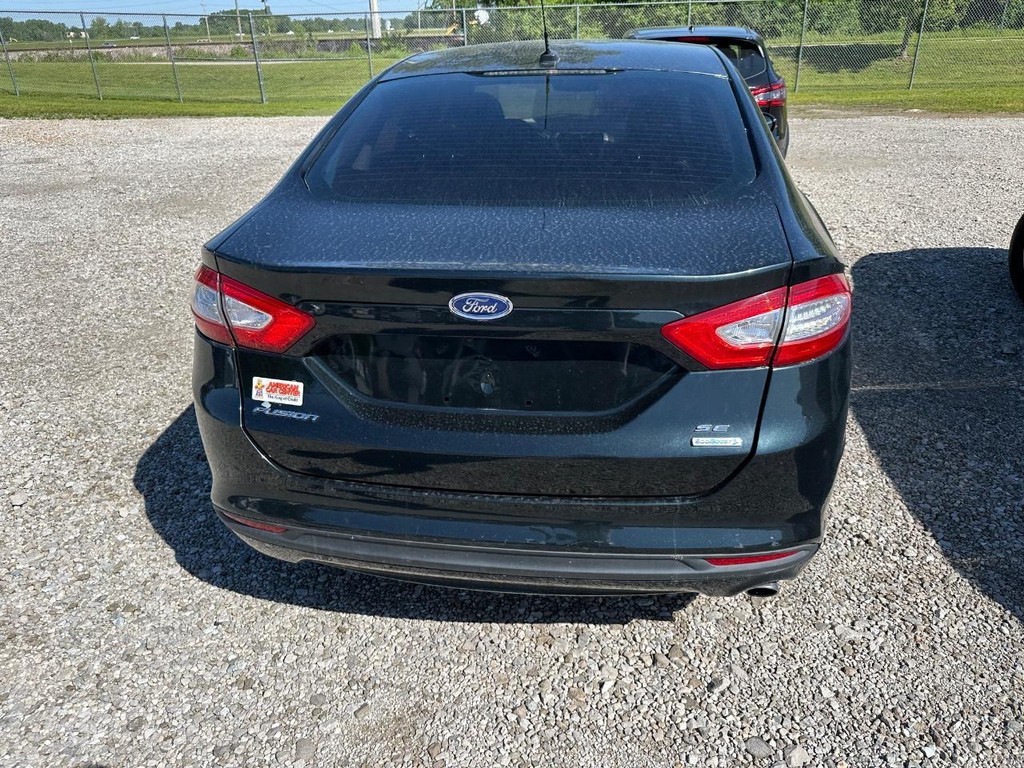 Ford Fusion Vehicle Full-screen Gallery Image 4