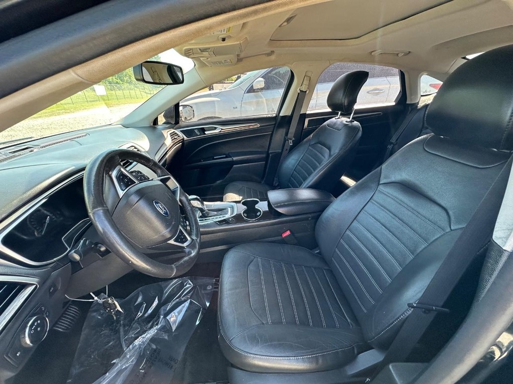 Ford Fusion Vehicle Full-screen Gallery Image 12