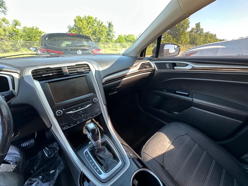 Ford Fusion Vehicle Full-screen Gallery Image 14