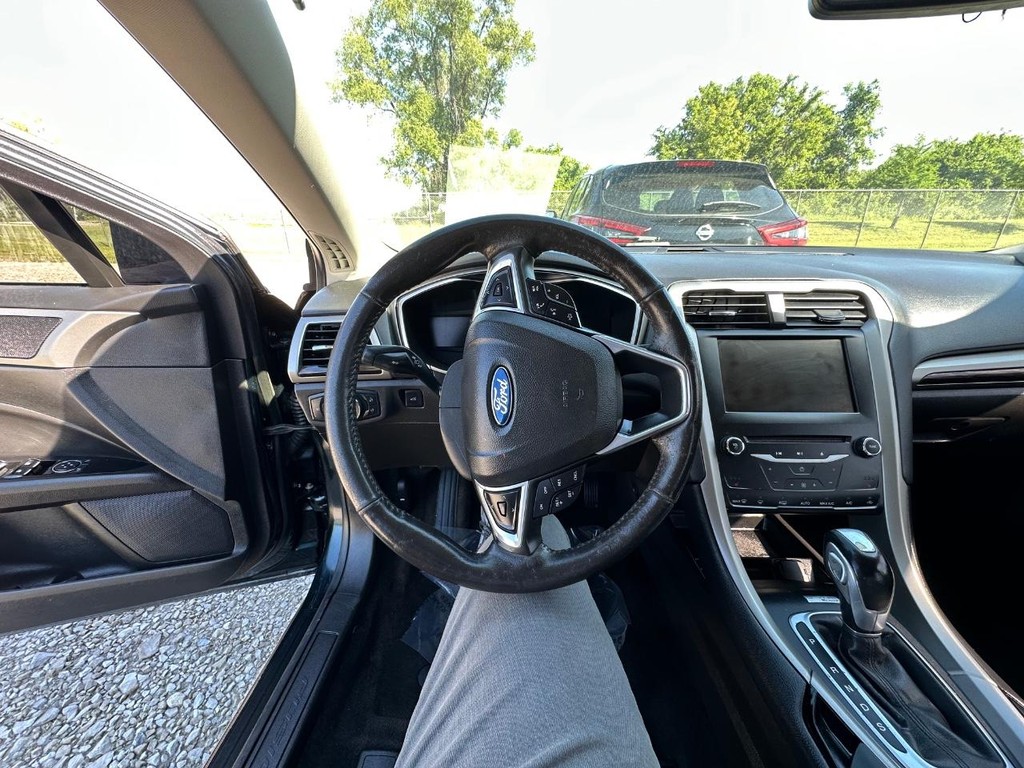 Ford Fusion Vehicle Full-screen Gallery Image 15