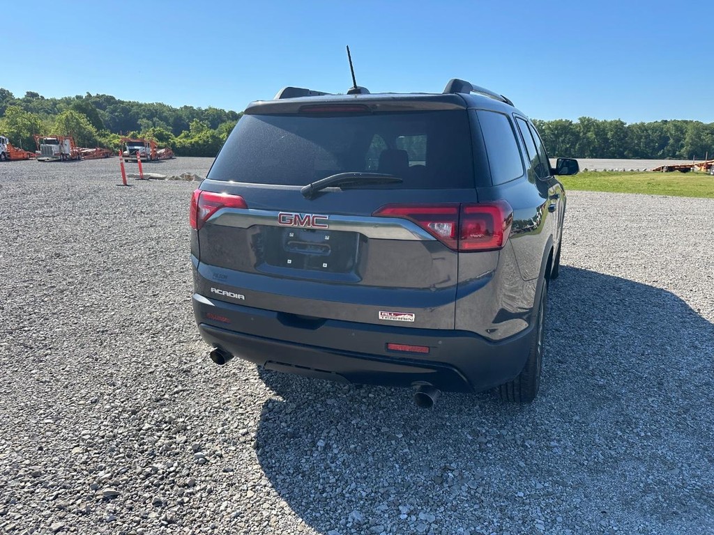 GMC Acadia Vehicle Full-screen Gallery Image 2
