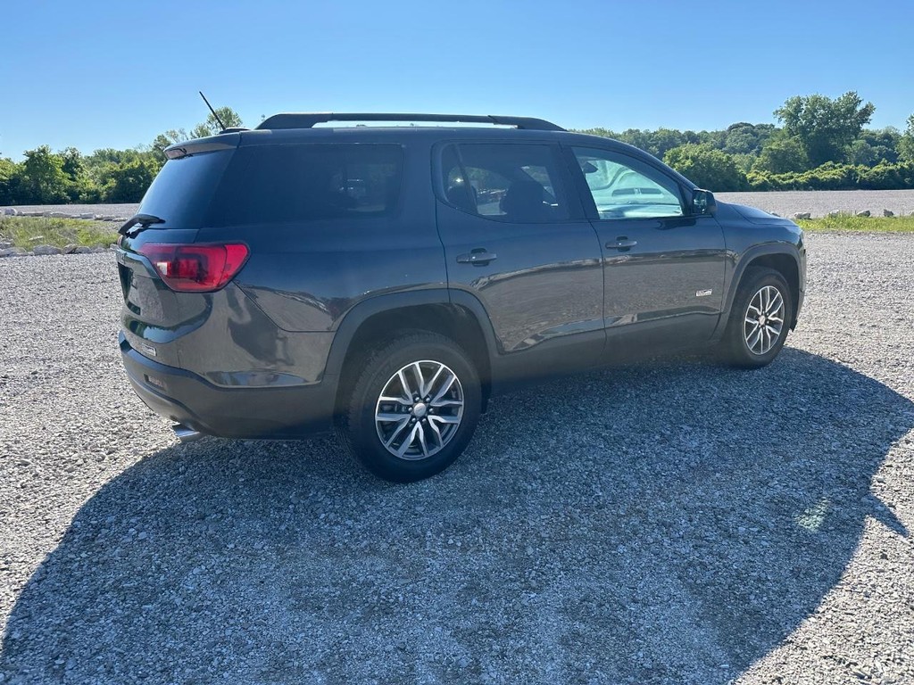 GMC Acadia Vehicle Full-screen Gallery Image 3